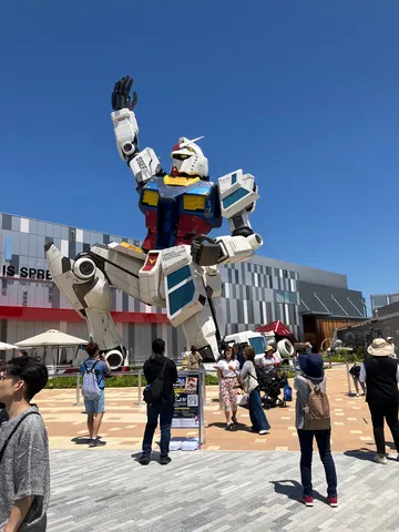 晴天にそびえるガンダム