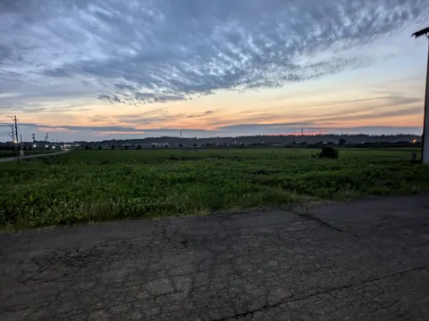 薄明の空、静かな畑道