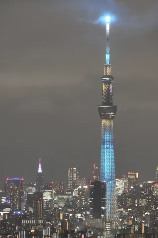 夜空を彩る光の塔