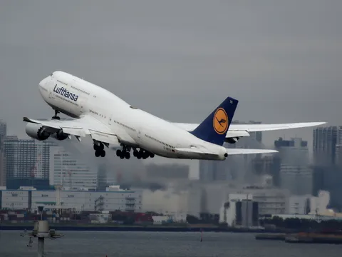 大空へ舞い上がるLufthansa
