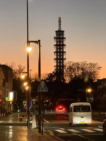 夕暮れ時の街角、見守るタワー
