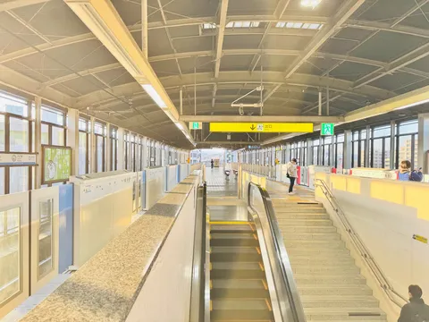 夕暮れ時の電車待ち、エスカレーターで昇る気分