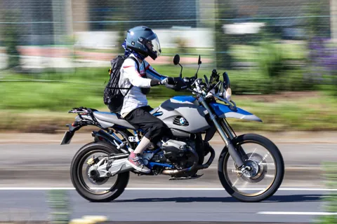 風を切り裂く孤高のライダー