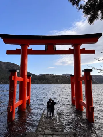 水辺に映える、朱色の鳥居
