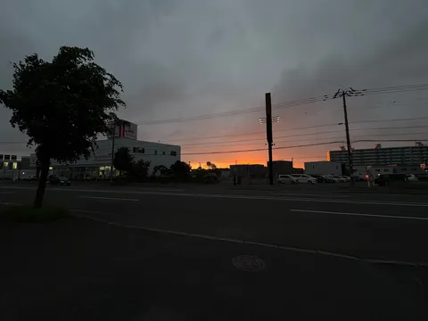 暮れなずむ街の残光