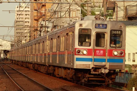 黄昏時、街をゆく銀の列車