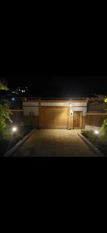 夜の静寂、幻想的な門構え