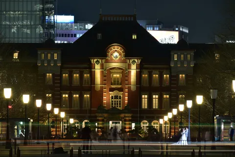 光と闇が交錯する都会の夜