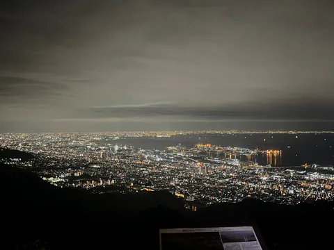 煌めく夜景、都会の灯りと港の光