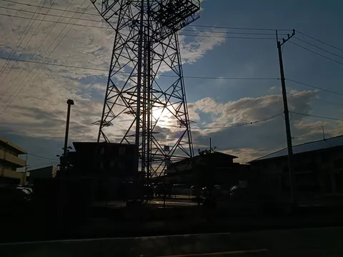 夕暮れの鉄塔と静かな街影