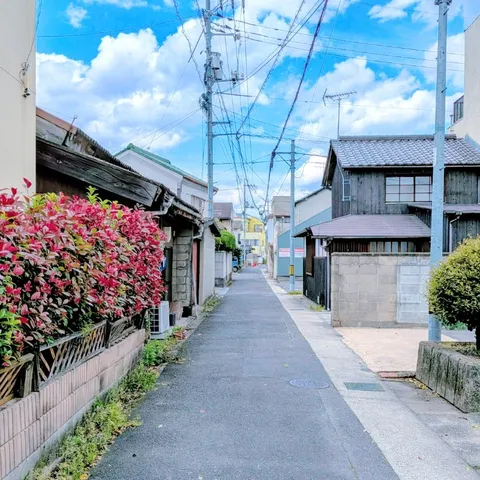 懐かしい路地の空と電線