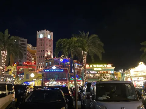 夜の街に灯るネオンのリズム