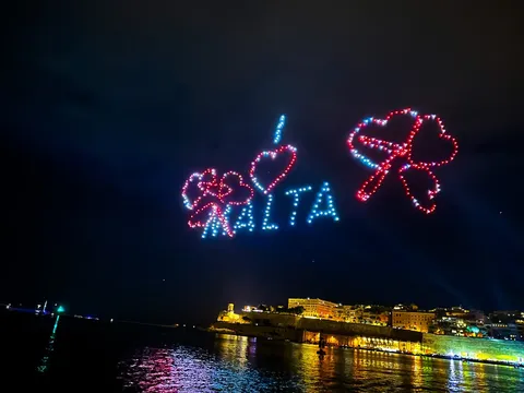 夜空に光る、愛と Malta