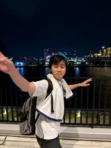 夜景と躍動感のあるポーズ