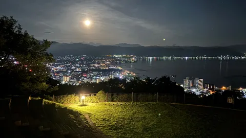 月明かりに照らされる夜景