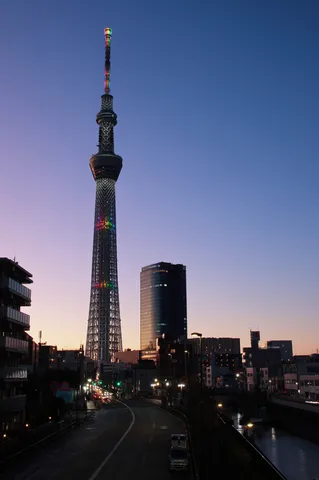 都会の夜景、タワーの灯りに照らされて