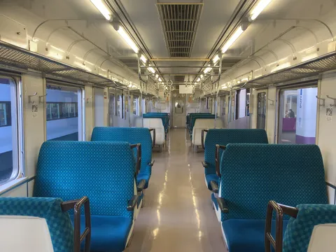 整然と並ぶ青い座席の車内