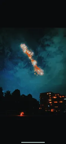 夜空に連なる線香花火