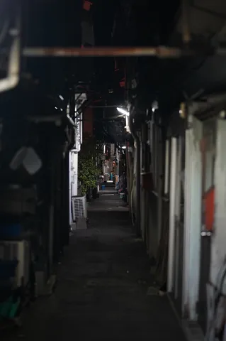 夜の路地に浮かぶ灯りと影