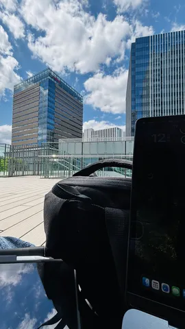 都会の空映すデスク風景