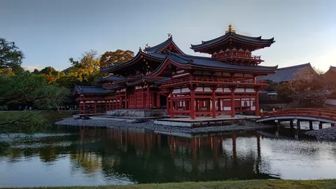 池に映る、時が止まったような日本庭園