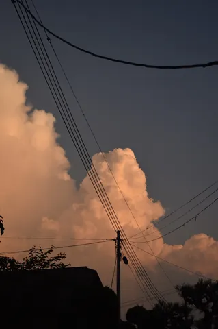 夕暮れ、電気街の空