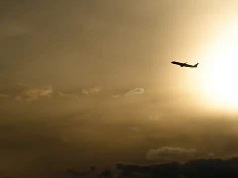 夕陽に浮かぶ飛行機
