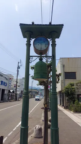 古時計と青い空、街の静寂