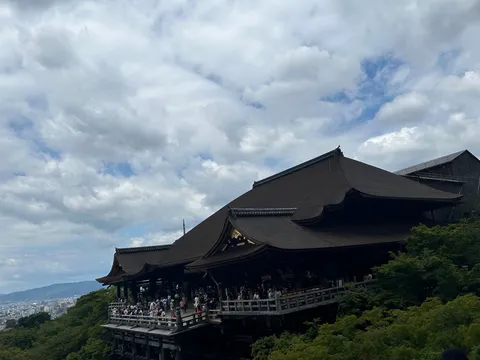 雲間から覗く古都の寺院