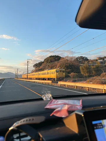 黄色い電車と夕暮れの道