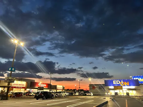 夕暮れの光と商業街