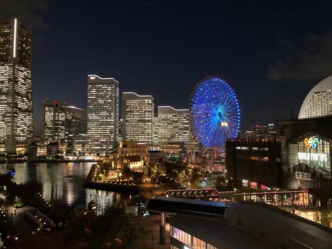 煌めく港の夜景