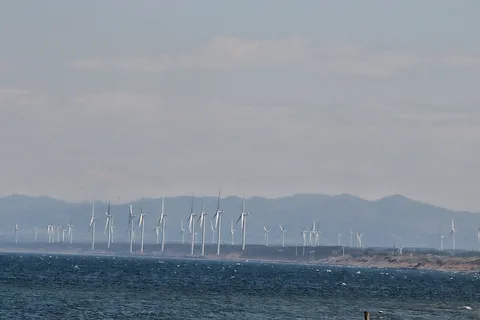 風力発電所のある海辺の風景