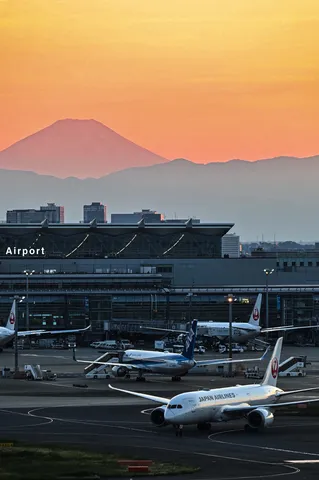 富士を望む空港の夕景