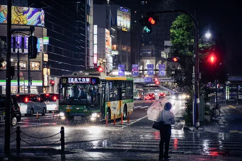 雨夜の交差点、主役はバス
