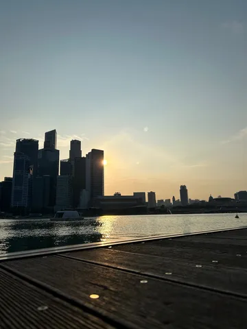 水辺に沈む夕暮れ都心