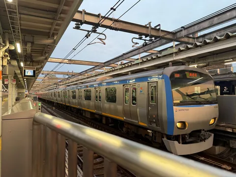 夜明け前の銀色電車