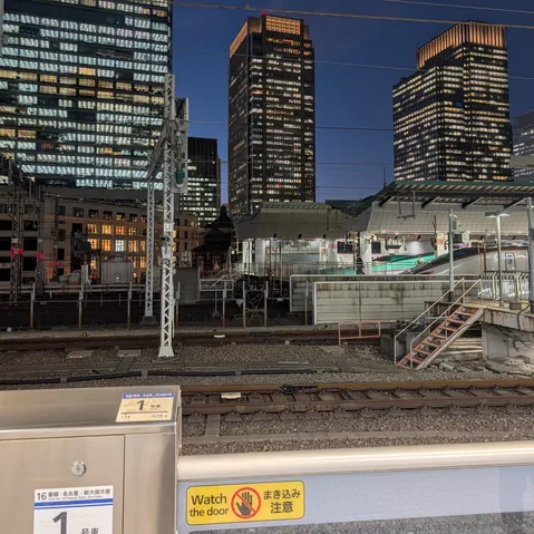 都会の夜景と駅の情景