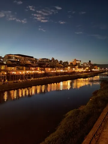 川辺に灯る夜の情景