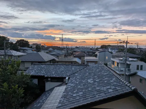 夕暮れの瓦屋根と街の影