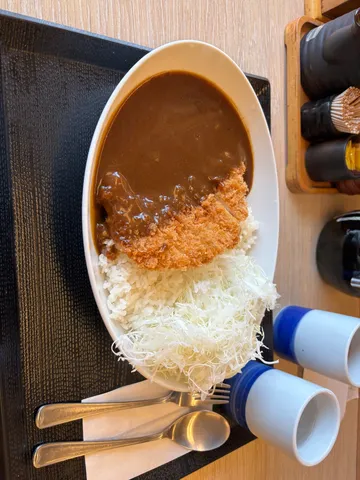 とろけるカレーと添えられたキャベツ