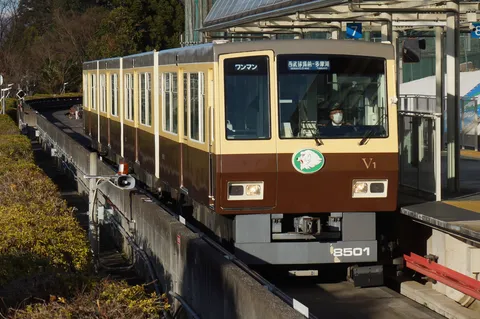 夕陽を浴びて進む、古き良き鉄道の旅