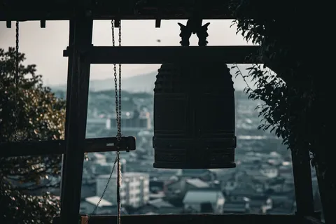 都会の絶景、鐘も見てる