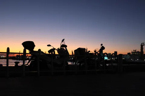 夕暮れの港、バイクのシルエット