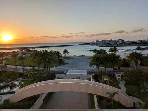 黄金色に輝く海辺の夕景