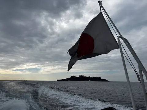 海風に翻る旗と島影