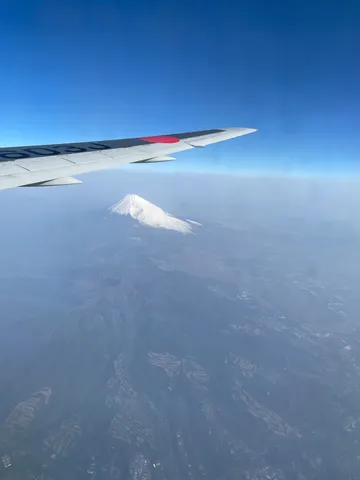 空から見た富士山と飛行機の翼