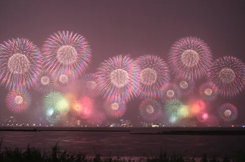 夜空がパステルカラーに大渋滞