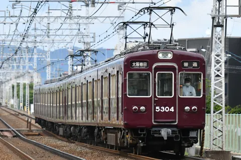 日常を彩るマルーンの列車
