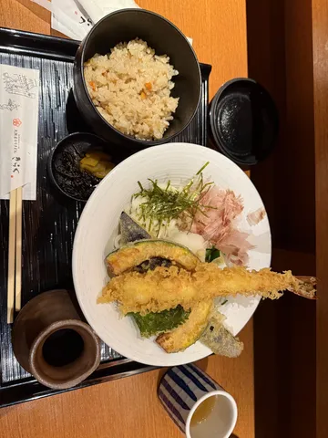 揚げたて天ぷらと炊き込みご飯の和食定食